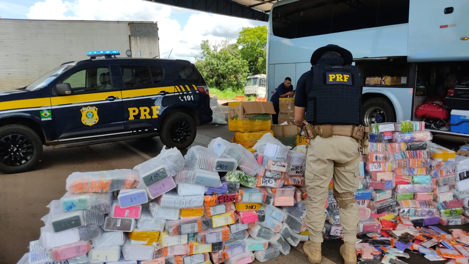 PRF apreende grande volume de material contrabandeado em Tocantins.