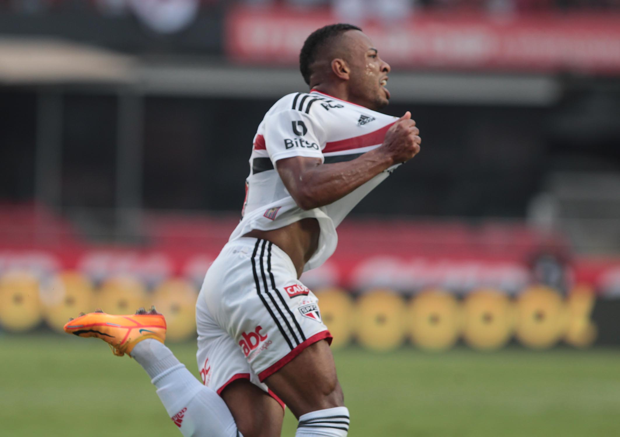 São Paulo vence Corinthians no Morumbi e avança à final do Paulistão