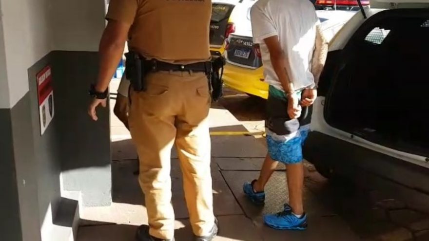 Três jovens foram detidos pela PM, dois por tráfico de drogas e um por desacato