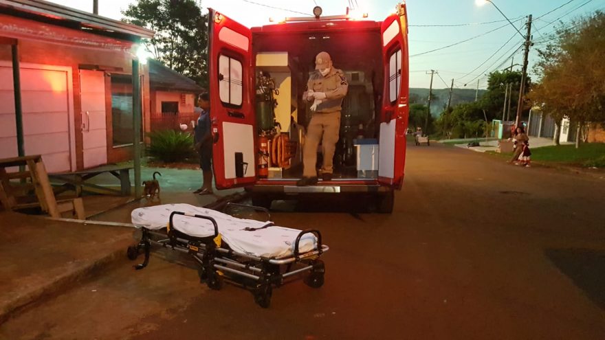 Idoso cai ao descer de escada em em estabelecimento comercial e sofre corte na cabeça