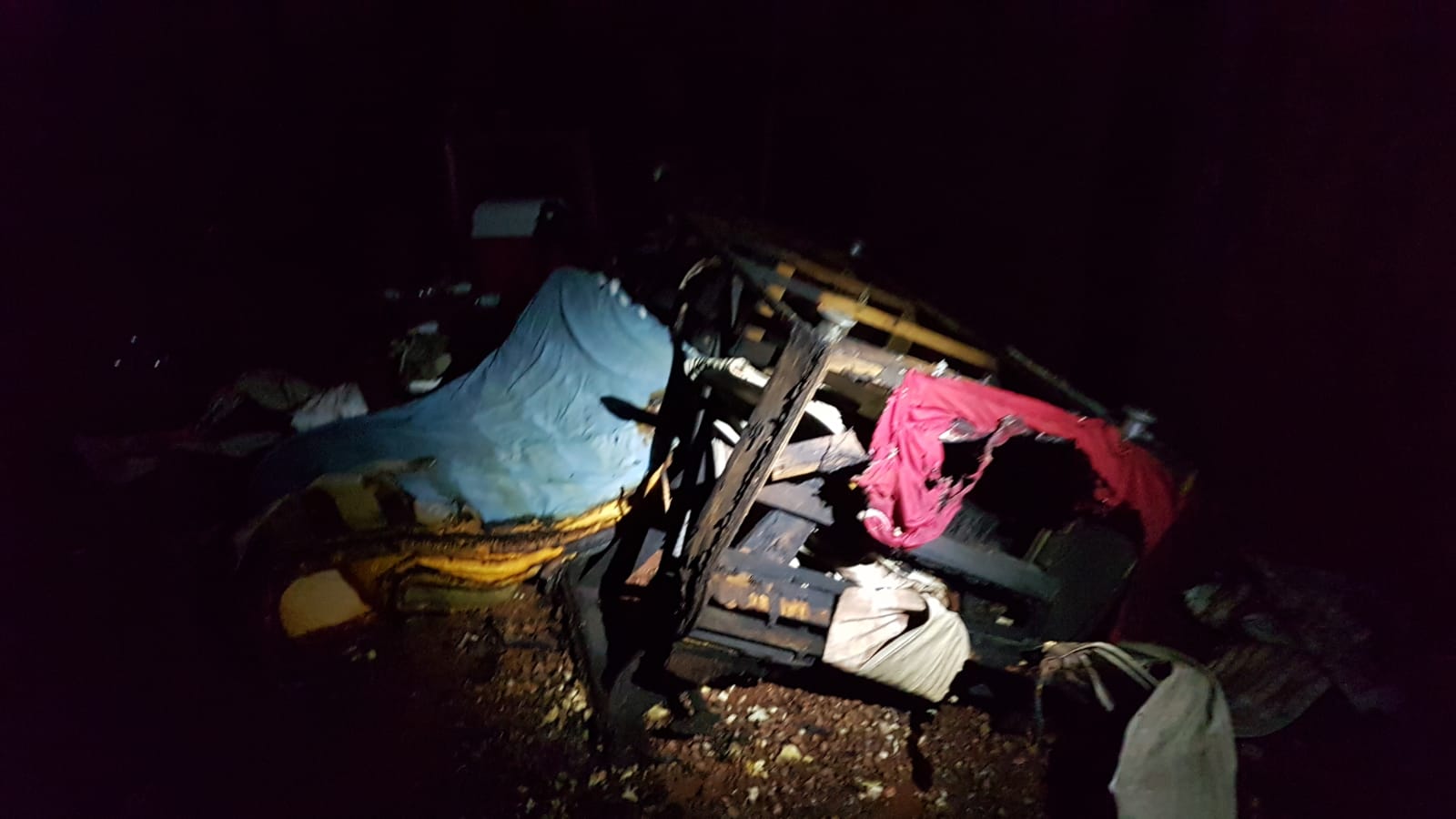 Veja imagens de como ficou interior de casa no Interlagos após o incêndio e também de veículo danificado