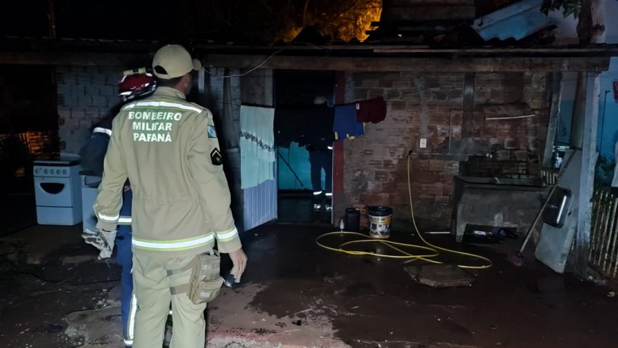 Parte de residência fica completamente destruída em incêndio no Floresta