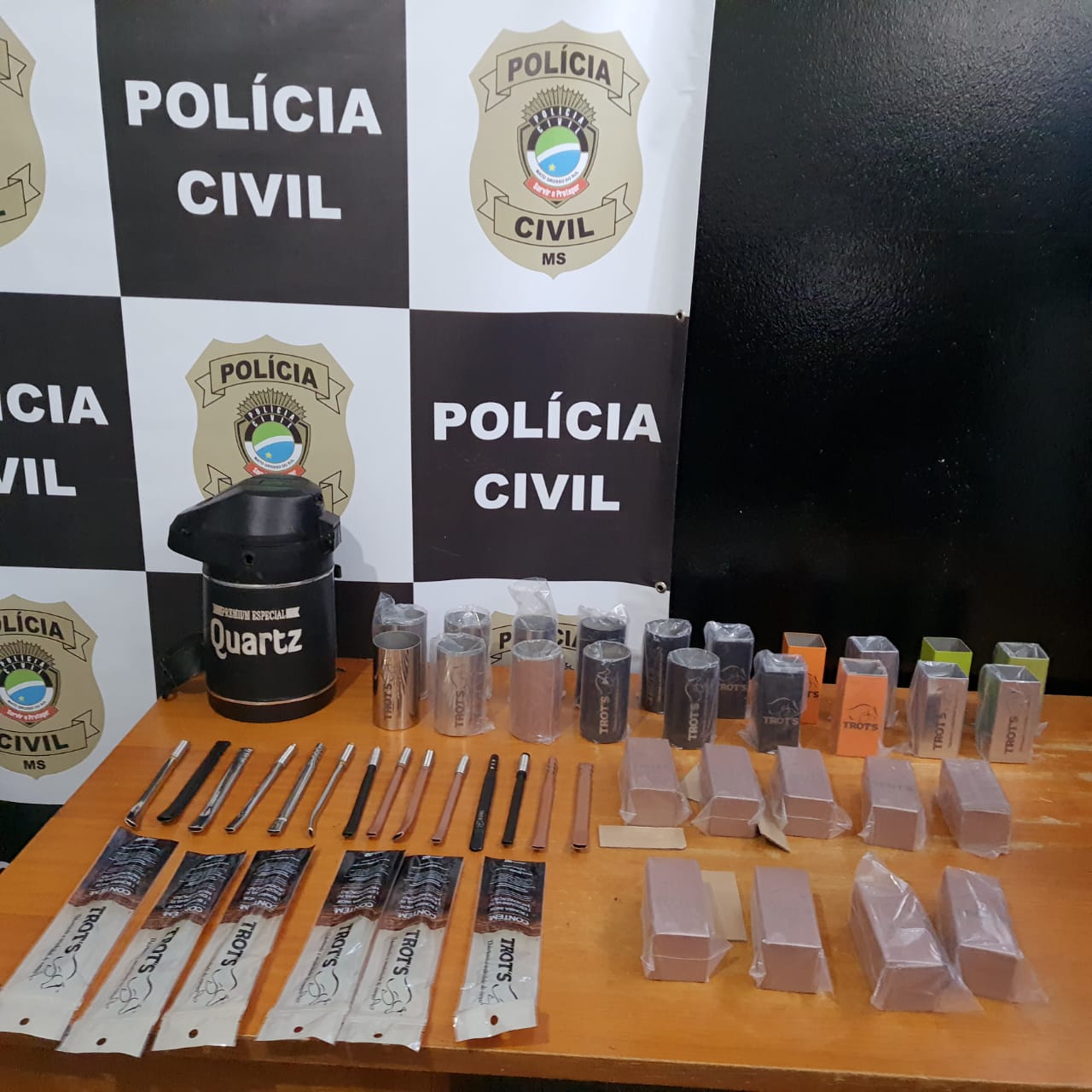 Policiais civis prendem suspeitos de furtar caminhão e recuperam objetos subtraídos