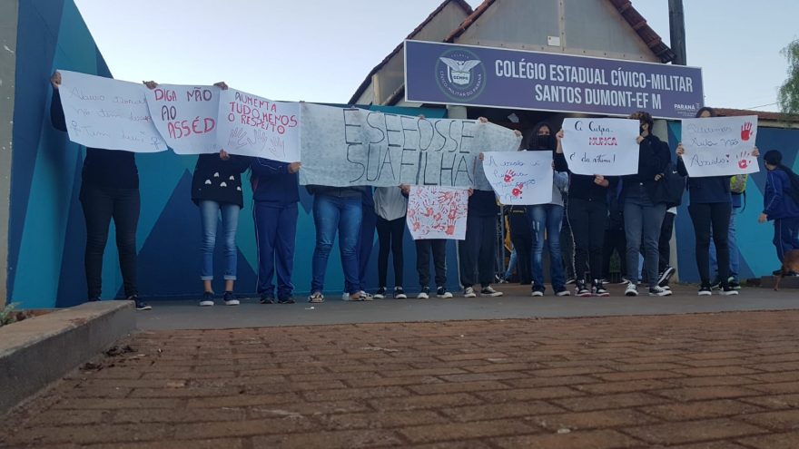 Manifestação contra suposto caso de assédio é realizada no Colégio Cívico Militar Santos Dumont