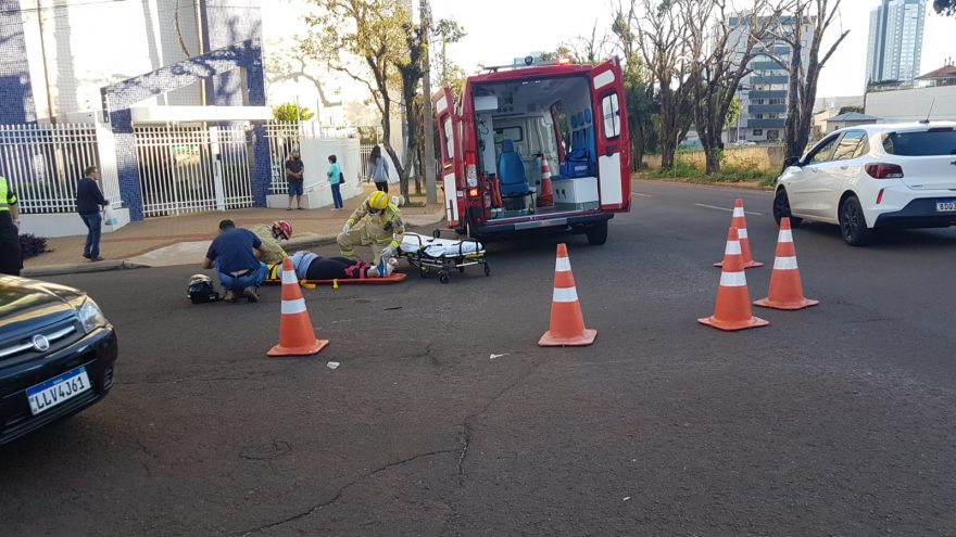 Mulher tem fratura na perna após se envolver em colisão na Rua Pernambuco