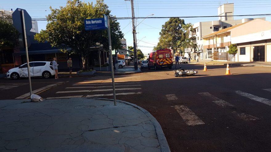 Moto fica destruída após forte colisão com carro no Bairro Neva