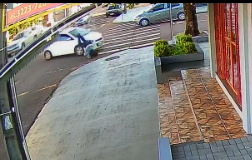 Forte colisão entre carro e moto é flagrada por câmera de monitoramento