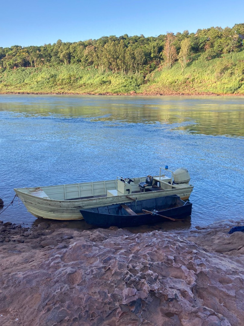 Polícia Federal e BPFRON apreendem embarcação com contrabando no Rio Paraná, em Foz do Iguaçu/PR