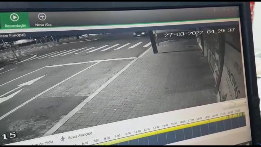 Vídeo mostra colisão entre carros na Avenida Brasil com a Rua JK