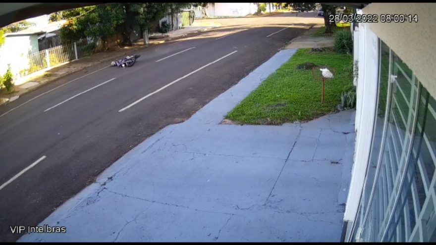 Vídeo mostra motociclista sofrendo queda na Rua Marechal Cândido Rondon