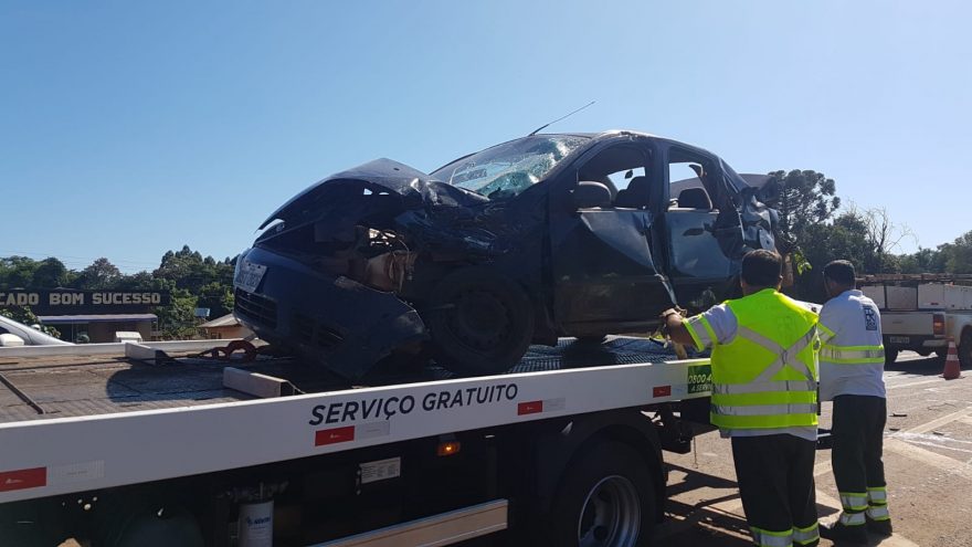 Grave acidente entre carro e caminhão é registrado na BR-277