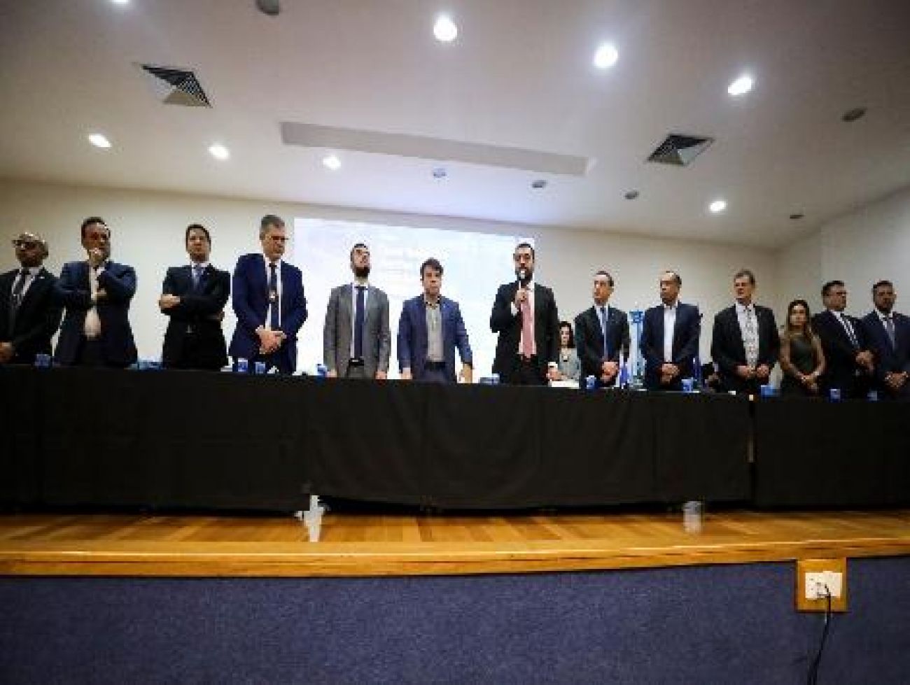 Governador Cláudio Castro anuncia reformas em delegacias e aumento de gratificação para policiais civis