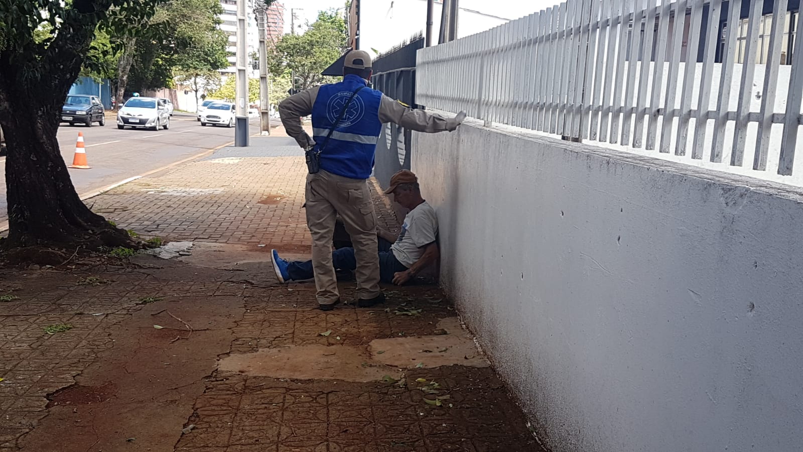 Homem fica ferido ao sofrer queda em frente ao Colégio Marilis