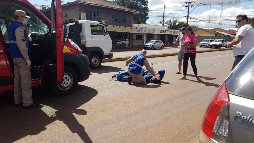 Jovem de 23 anos fica ferido ao sofrer queda de moto na Avenida Assunção