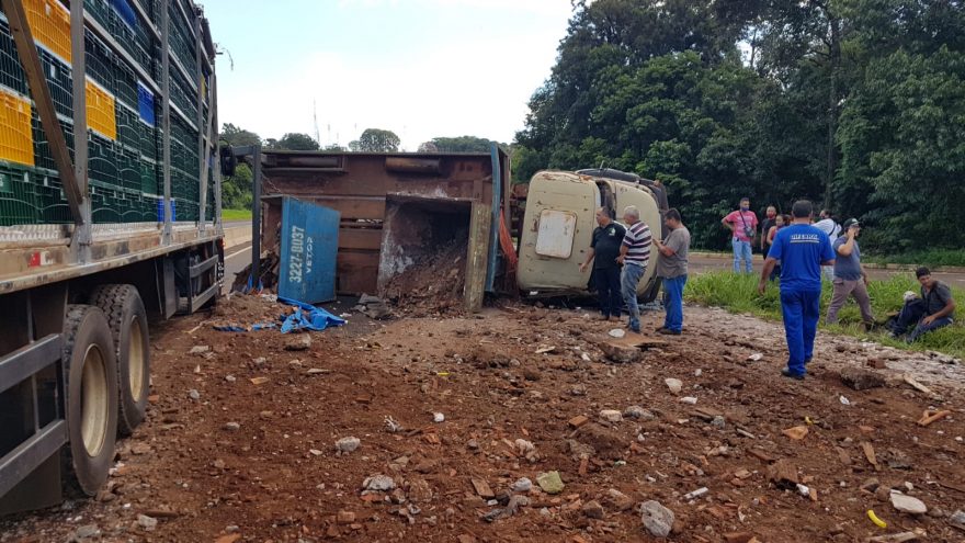 Caminhão de entulhos tomba e interdita rodovia BR-467, em Cascavel