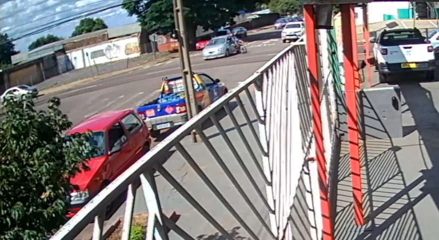 Motorista de carro foge após atingir ciclista na Rua Carlos Gomes, no Centro