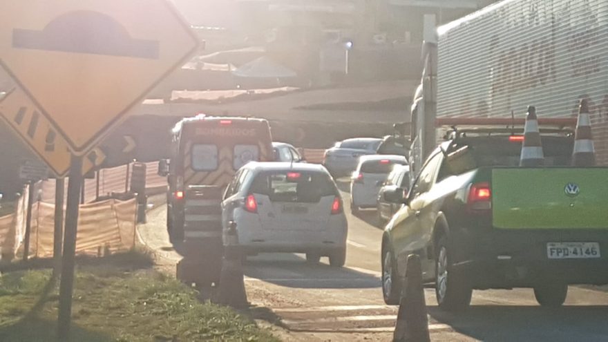 Mulheres caem de motocicleta após passar por óleo espalhado na pista