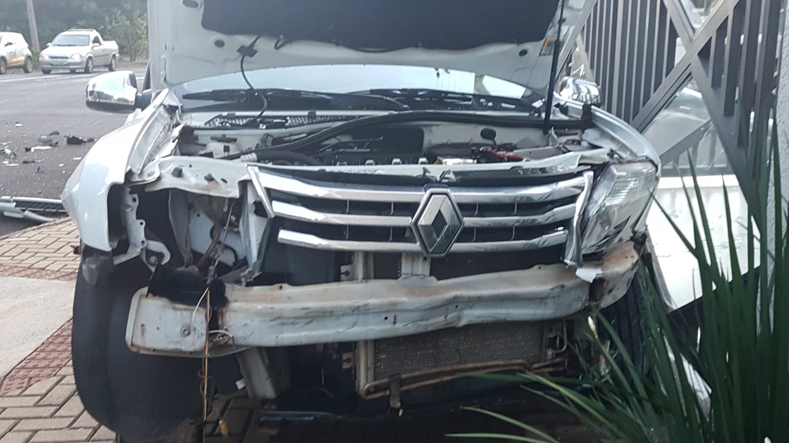 Veículos ficam bastante danificados após colisão na Rua Maranhão