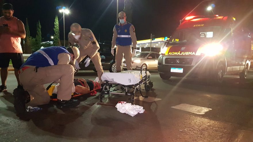 Mulher fica ferida após queda de veículo no Centro