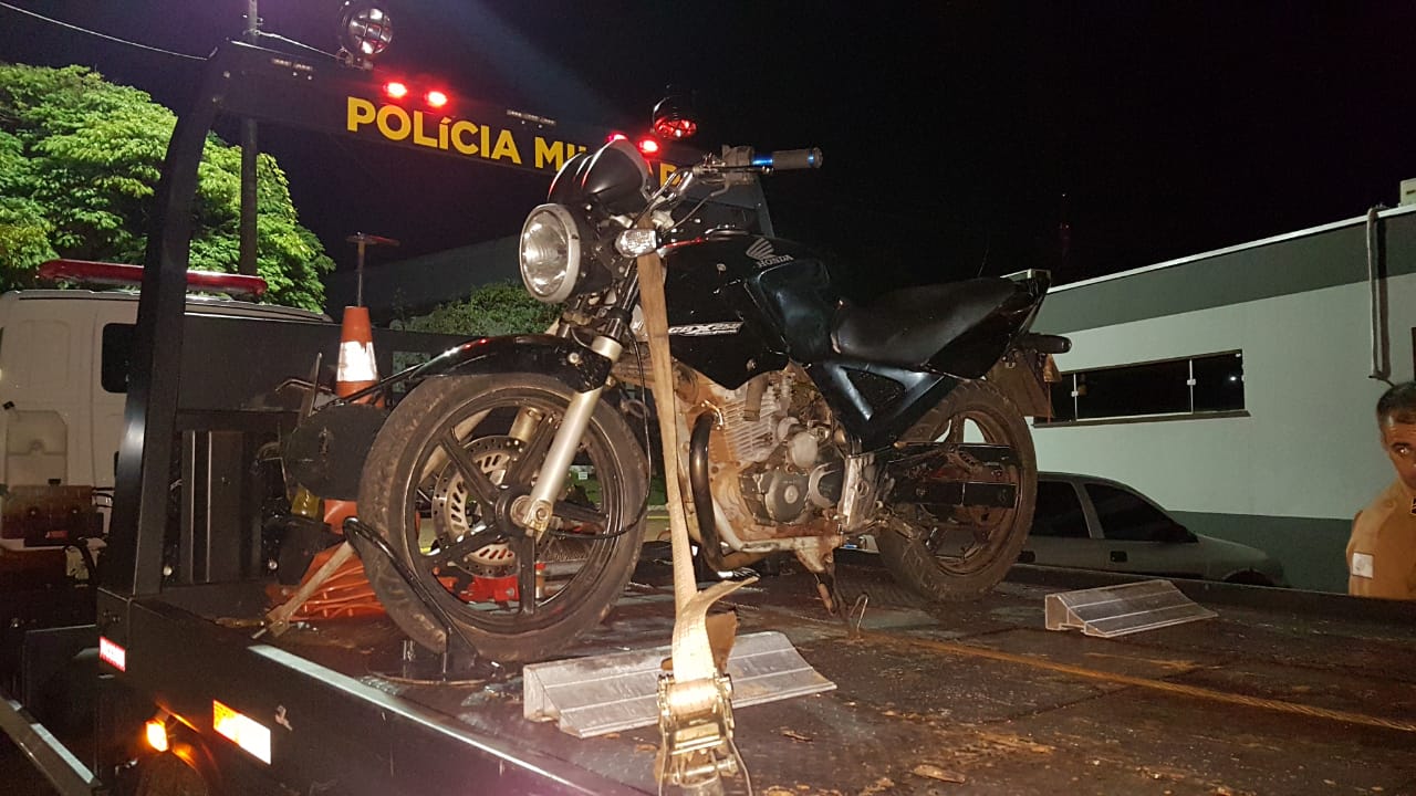 Motocicleta com registro de furto é apreendida após acidente; condutor fugiu