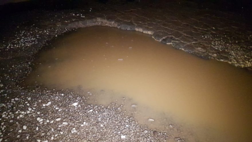 Cratera em via pública danifica veículos na região do Bairro Santos Dumont e motoristas pedem para que problema seja resolvido