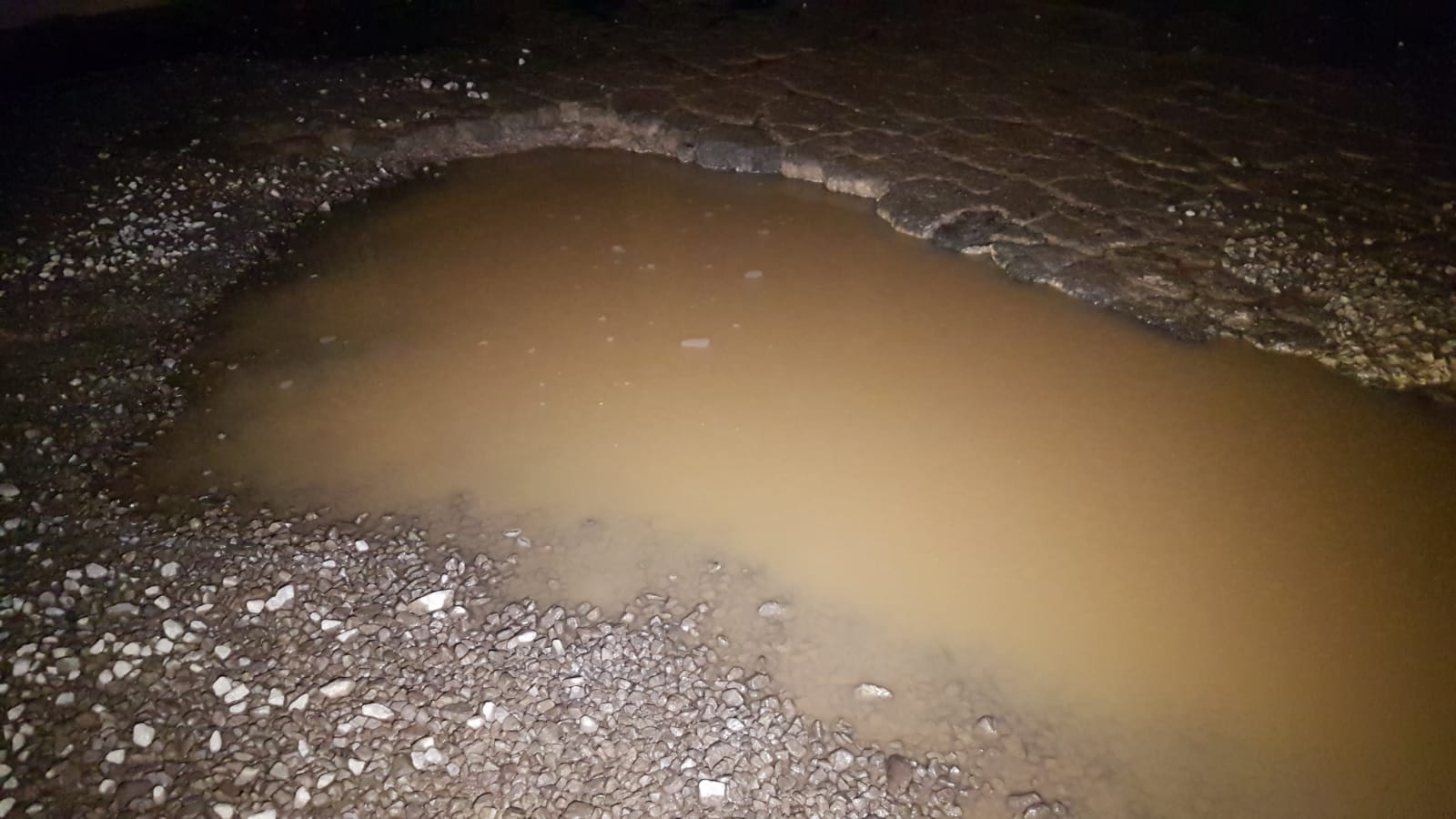 Cratera em via pública danifica veículos na região do Bairro Santos Dumont e motoristas pedem para que problema seja resolvido Cratera em via pública danifica veículos na região do Bairro Santos Dumont e motoristas pedem para que problema seja resolvido