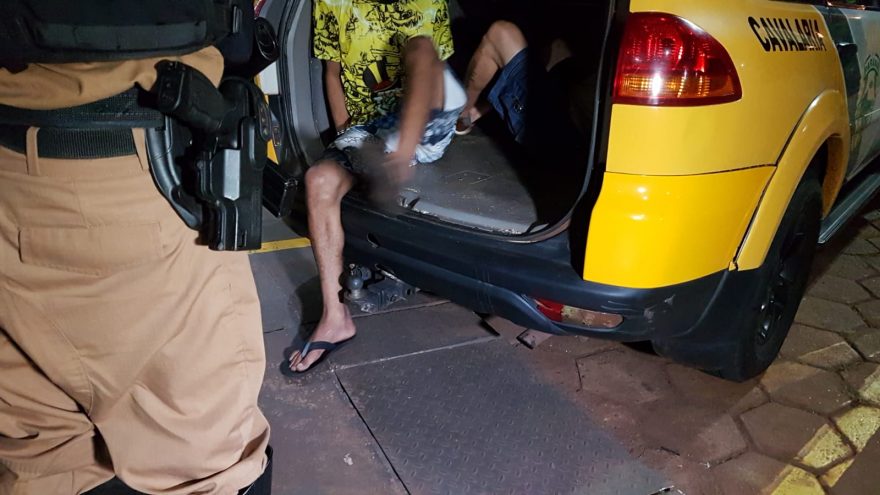 Jovem é detido por tráfico de drogas e o comprador por receptação de motocicleta furtada