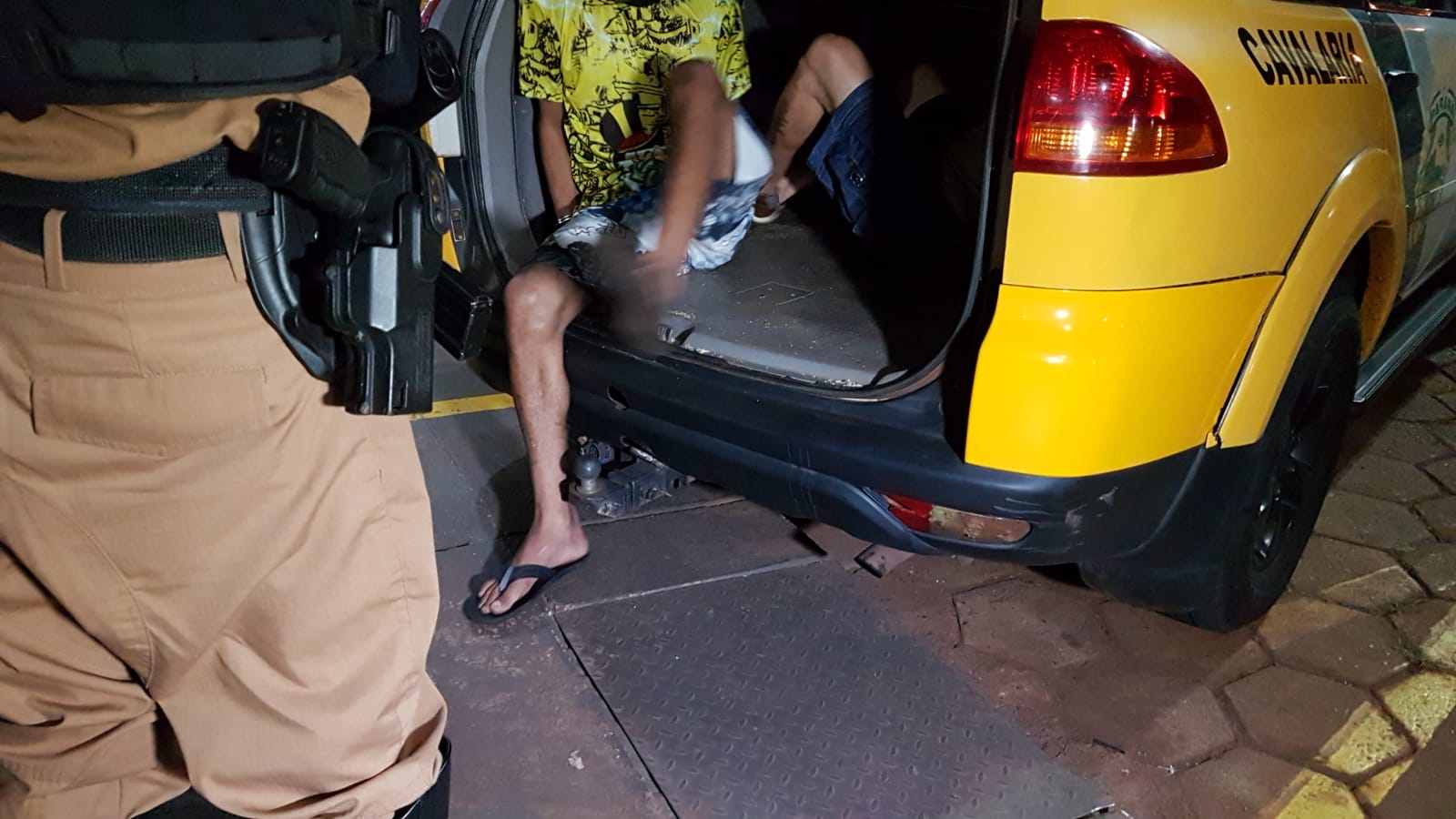 Jovem é detido por tráfico de drogas e o comprador por receptação de motocicleta furtada