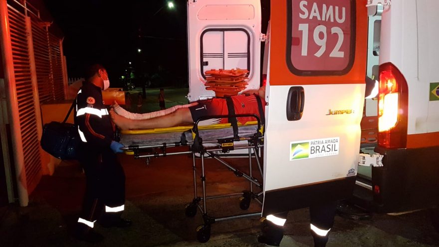 Samu é acionado para atender jovem com ferimento na perna
