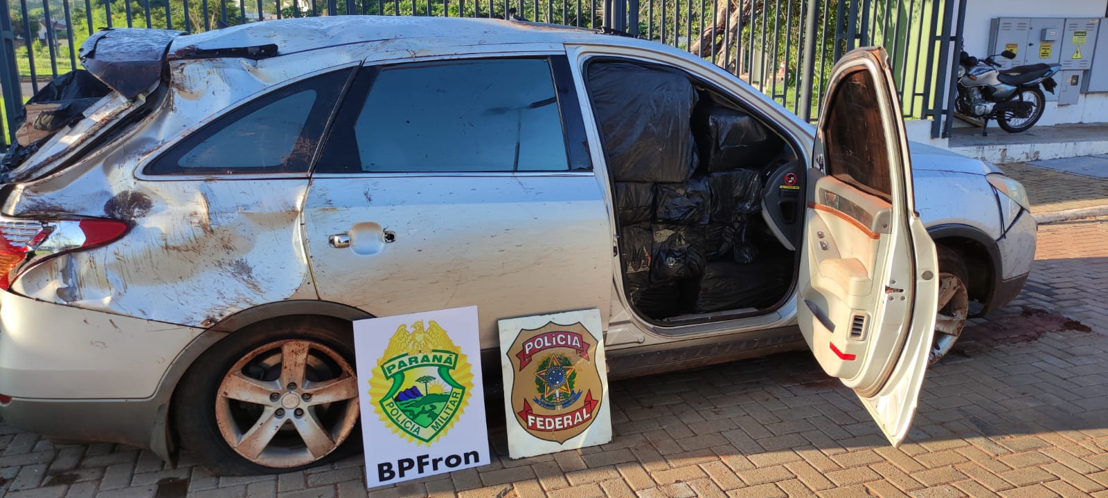PF e BPFRON fazem apreensão de veículo carregado de cigarros paraguaios