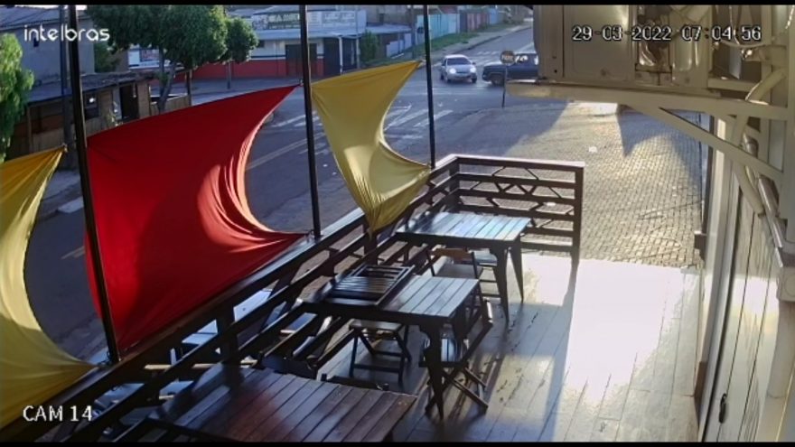 Vídeo mostra Clio avançando preferencial e batendo com caminhonete na Rua Ipanema