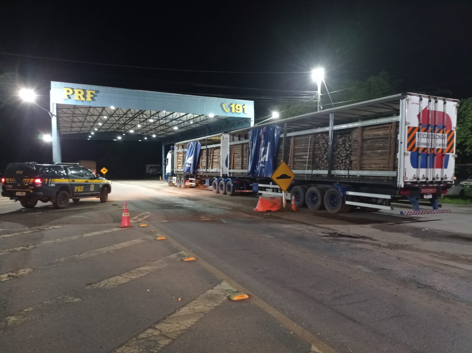 PRF apreende madeira transportada ilegalmente na cidade de Guaraí/TO