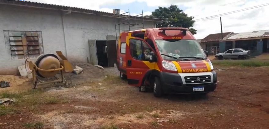 Trabalhador fica ferido ao sofrer queda de plano elevado