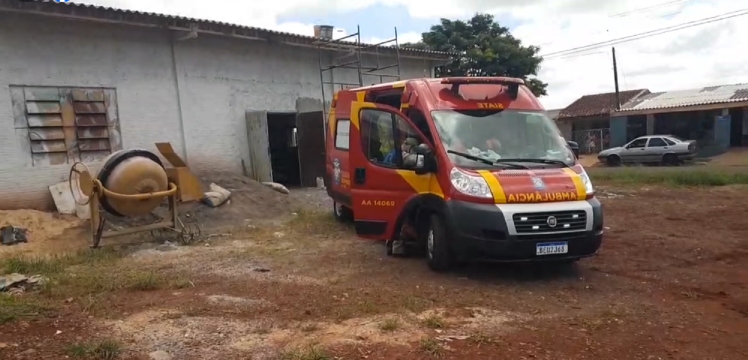 Trabalhador fica ferido ao sofrer queda de plano elevado