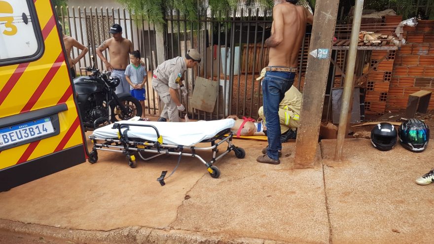 Colisão entre carro e moto deixa dois feridos no Tarumã