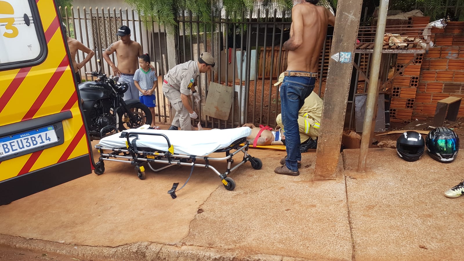 Colisão entre carro e moto deixa dois feridos no Tarumã