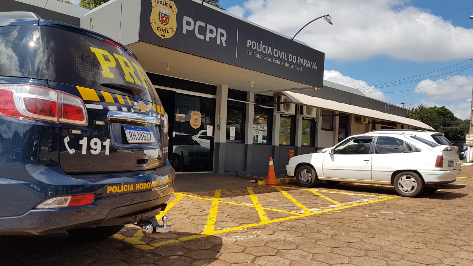 PRF detém jovem e apreende maconha
