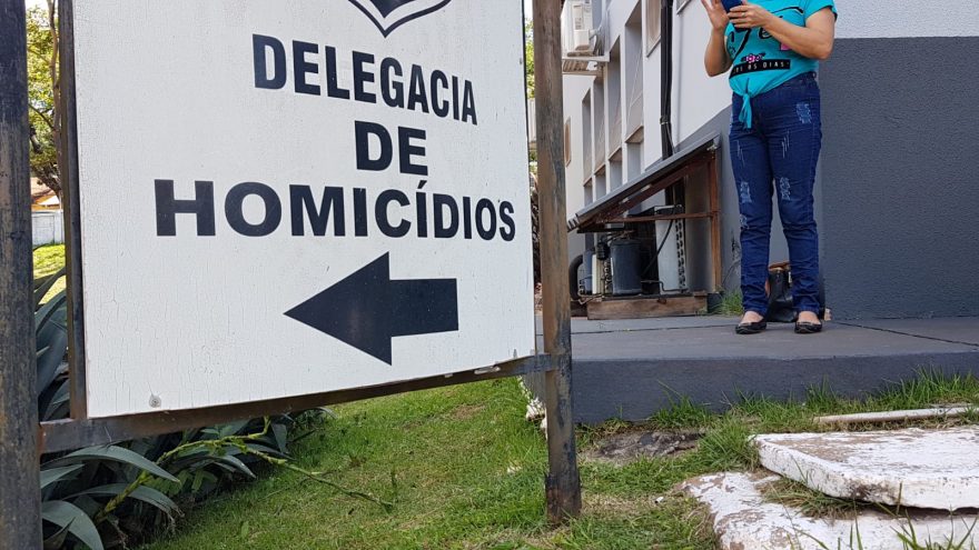 “Tem justiça sim!”: Mãe de William da Silva Raffaelli vai à DH agradecer policias que prenderam autores do homicídio