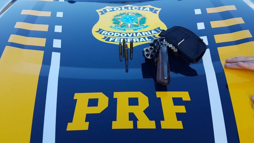 Homem é detido pela PRF com arma de fogo na rodovia BR-277