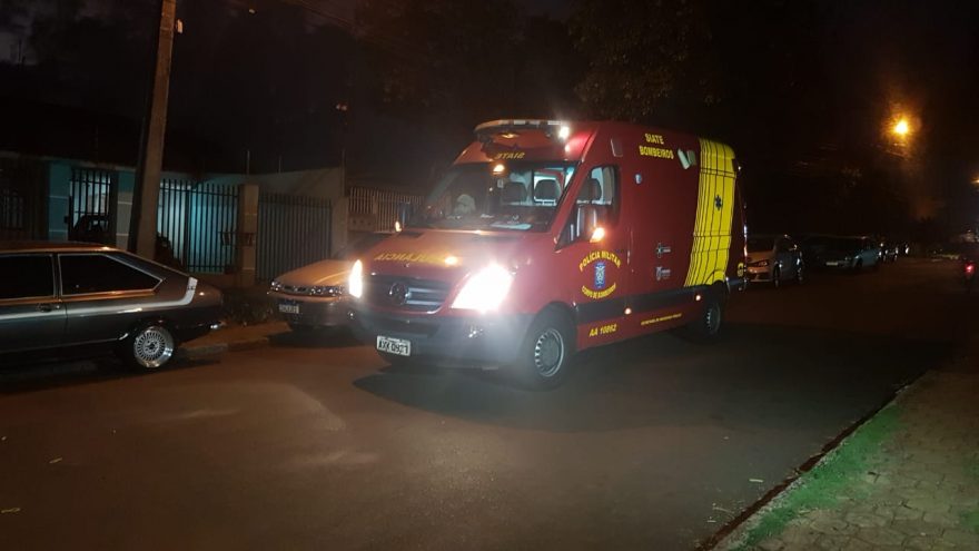 Carro e moto se envolvem em colisão de trânsito no Bairro Parque São Paulo e duas pessoas ficam feridas