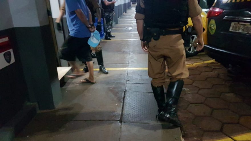 Homem com dois mandados de prisão abertos é preso pela PM