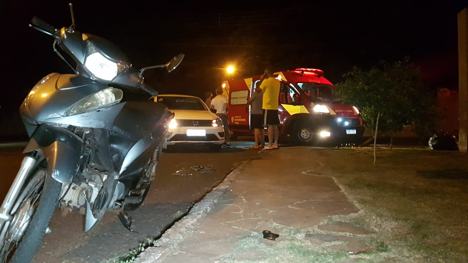 Jovem fica ferida após colisão envolvendo carro e moto