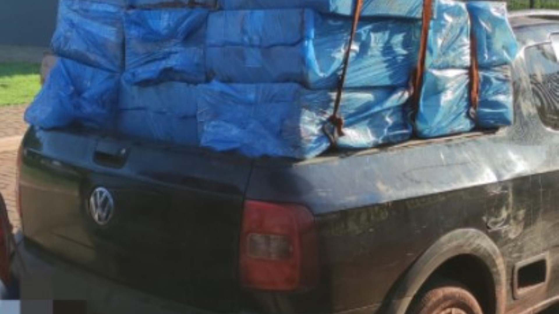 Picape é apreendida pelo BPFron carregada com contrabando em Guaíra