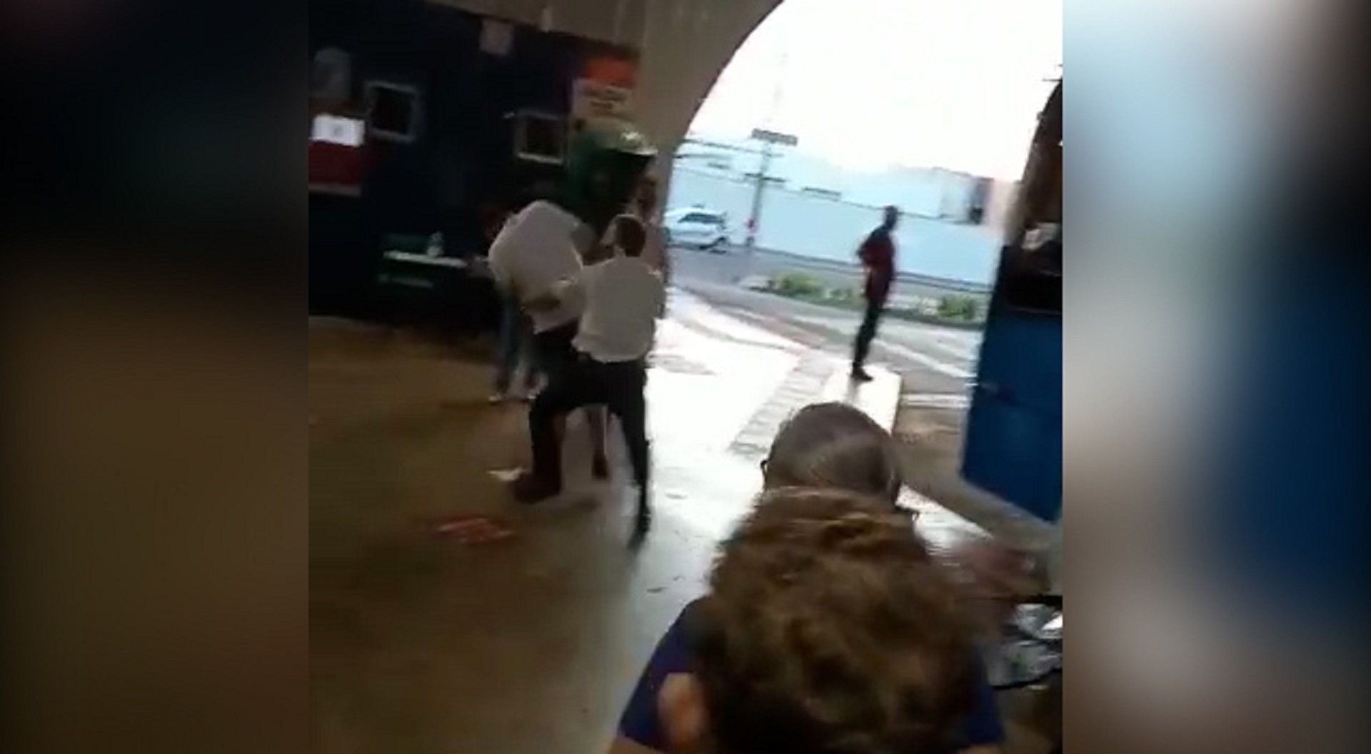 Alterado, homem “aterroriza” em ônibus e condutor toma uma atitude Alterado, homem “aterroriza” em ônibus e condutor toma uma atitude