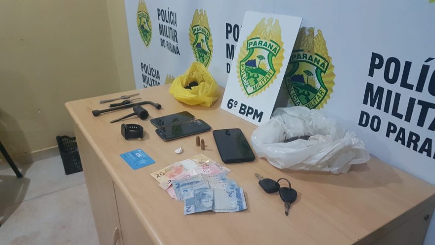 Jovens são apreendidos e levados até a delegacia por serem flagrados com drogas e munições