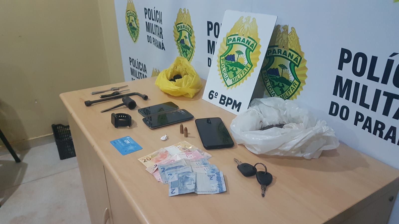 Jovens são apreendidos e levados até a delegacia por serem flagrados com drogas e munições