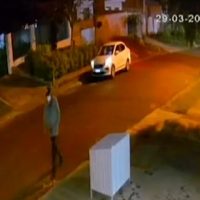 Imagens registram momento em que Fiat Cronos tomado em assalto é abandonado no Floresta Imagem referente a Imagens registram momento em que Fiat Cronos tomado em assalto é abandonado no Floresta
