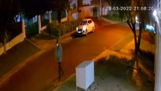 Imagens registram momento em que Fiat Cronos tomado em assalto é abandonado no Floresta