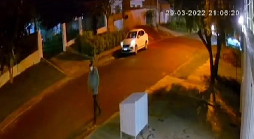 Imagens registram momento em que Fiat Cronos tomado em assalto é abandonado no Floresta