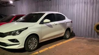 Fiat Cronos tomado em assalto em farmácia é recuperado pela PM
